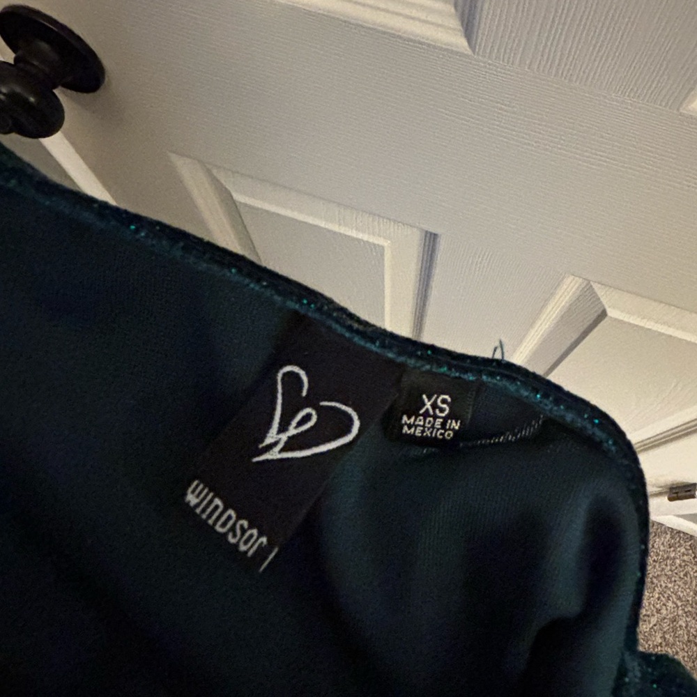 Very sparkly, Emerald green. Worn once for photos. New condition - Picture 3 of 3